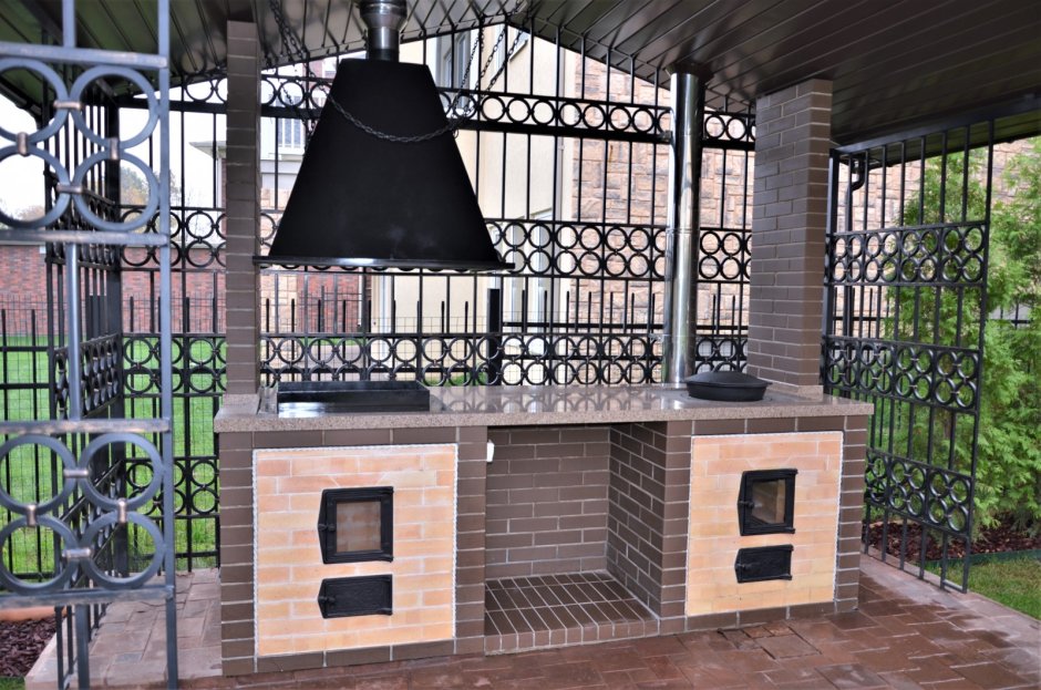 Барбекю из кирпича и металла