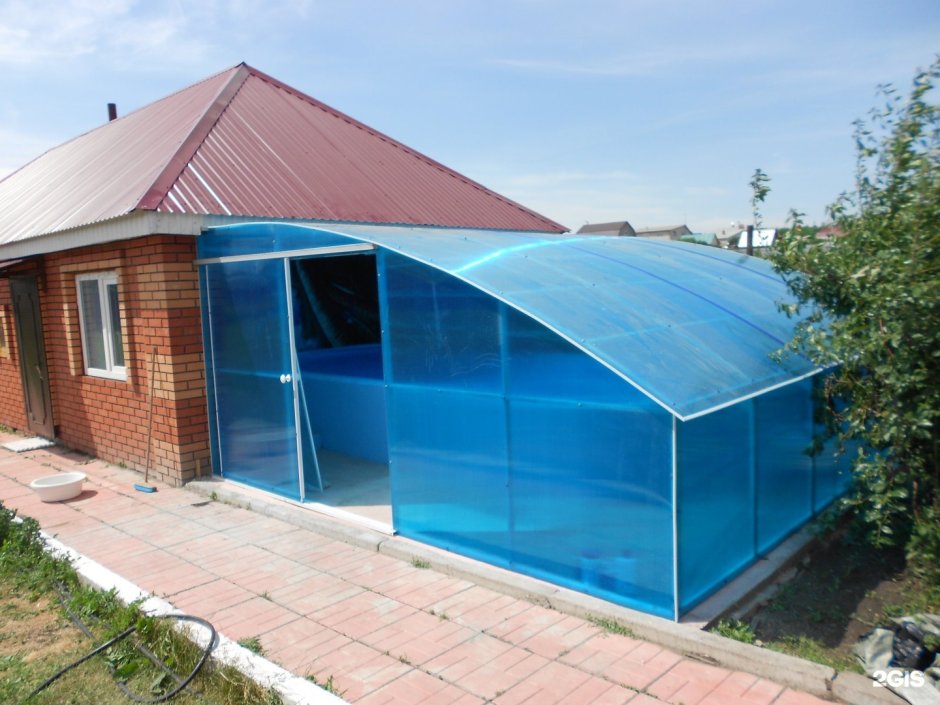 Бассейн под навесом из поликарбоната