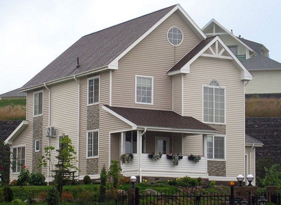 Серый дом с коричневой крышей