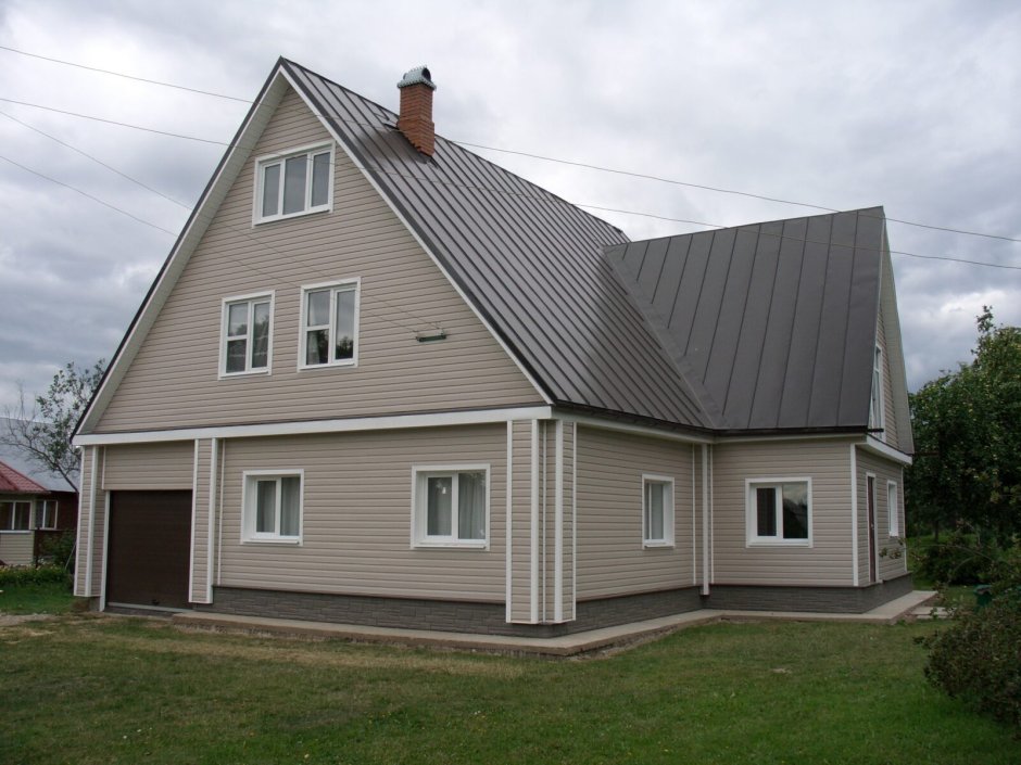 Дом с коричневой крышей