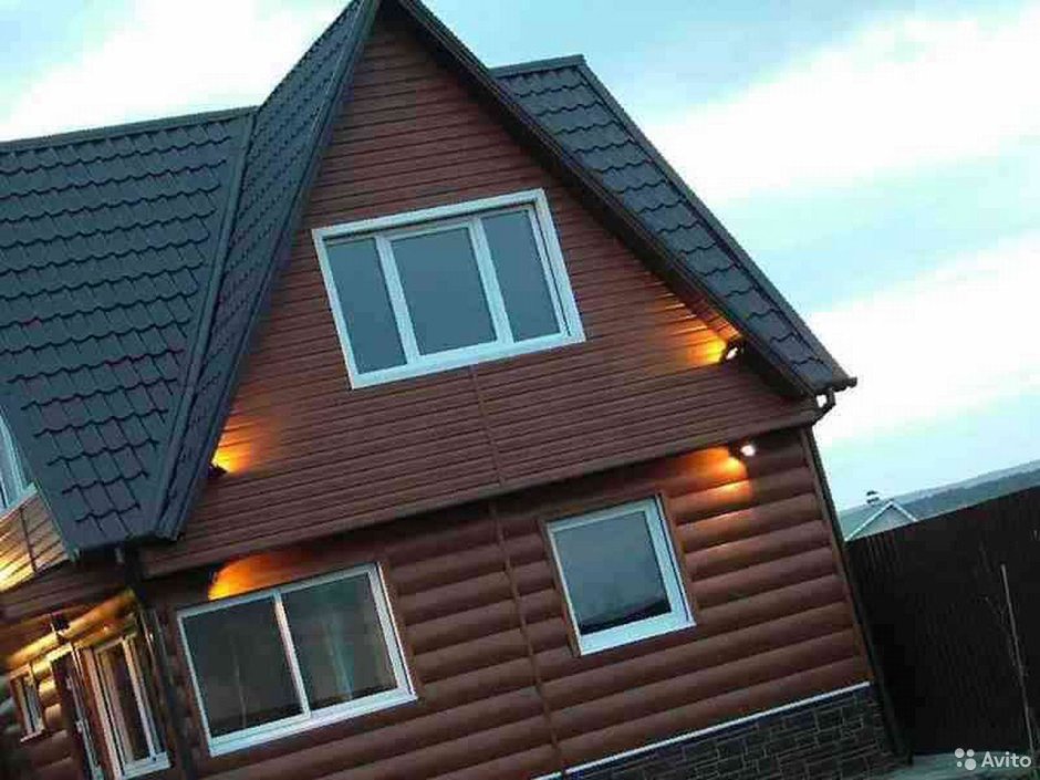 Зеленый сайдинг с коричневой крышей