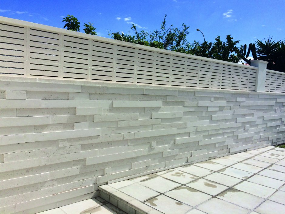 Забор травертин