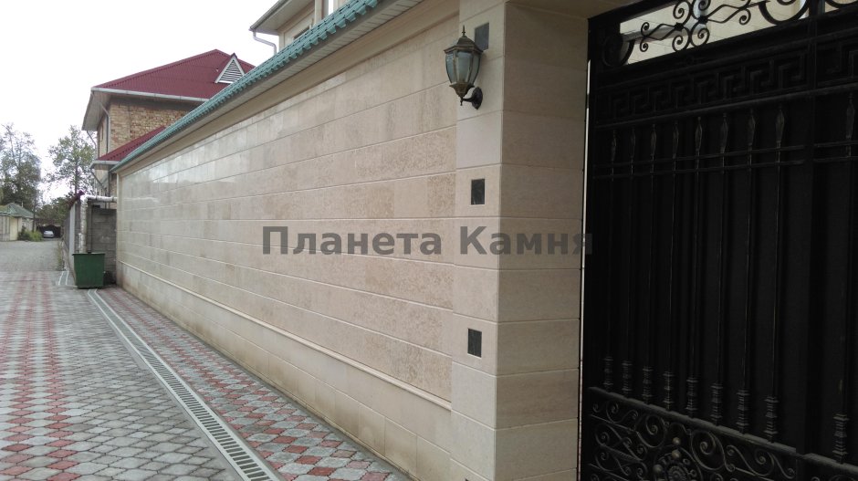 Забор отделка травертином