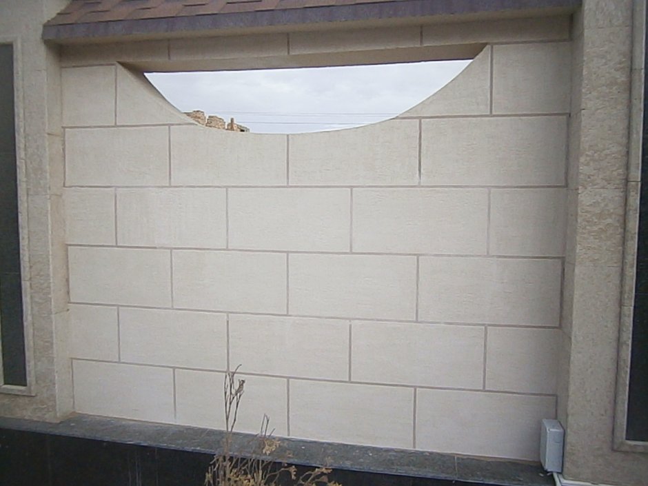 Забор жидкий травертин фасад