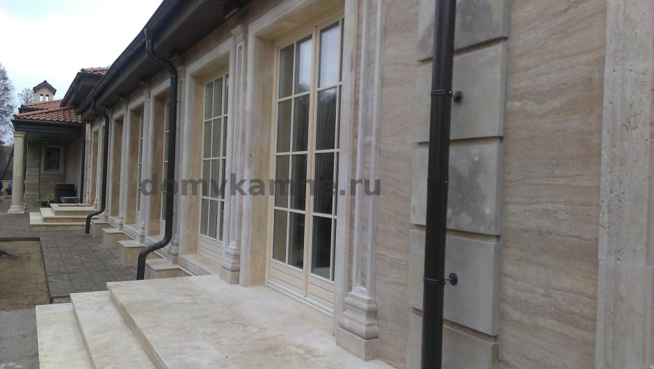 Одноэтажный дом из травертина