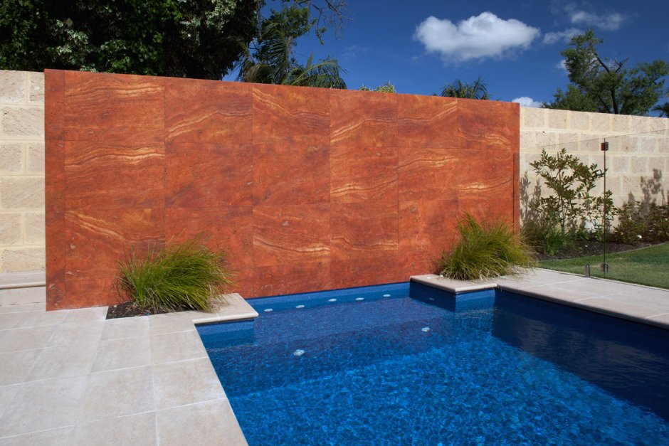 Красный травертин в интерьере