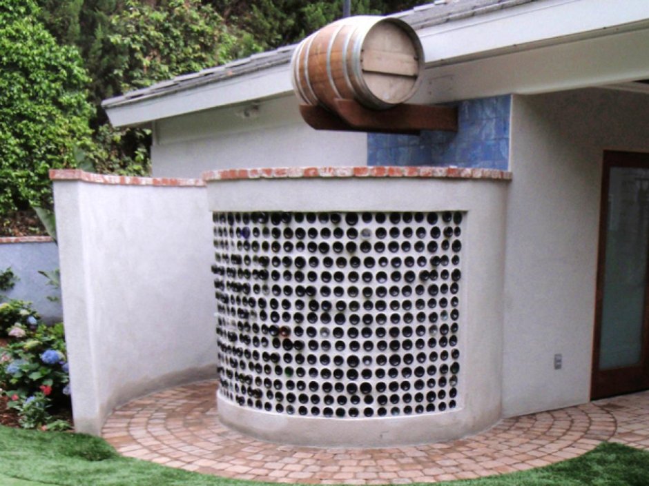 Красивый кирпичный летний душ