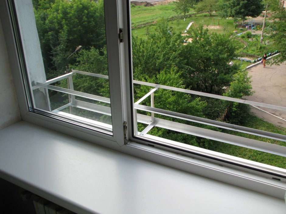 Кронштейн для цветов за окном для пластиковых окон