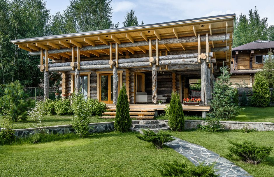 Односкатная крыша на срубе из бревна