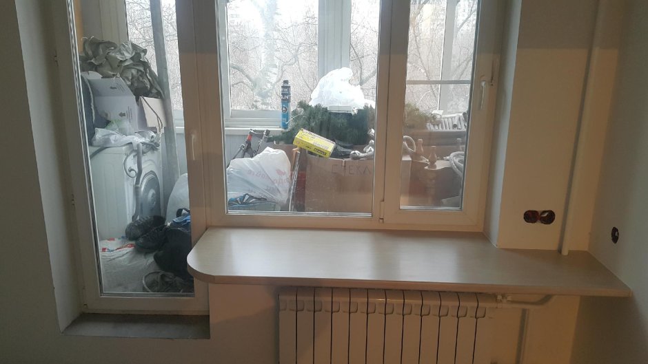 Подоконник стол с балконным блоком