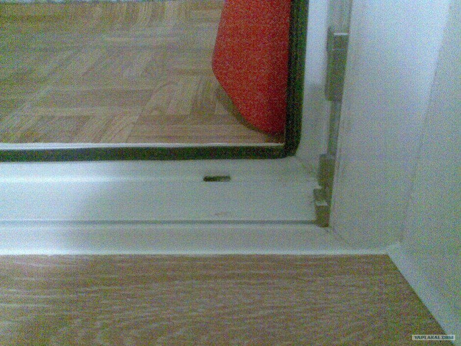 Плинтус под балконной дверью