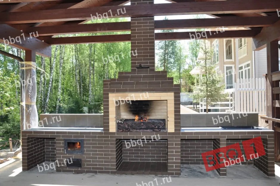 Барбекю из кирпича на веранде