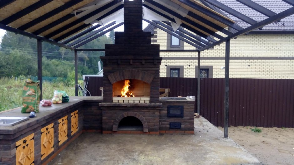 Деревянная беседка с мангальной зоной
