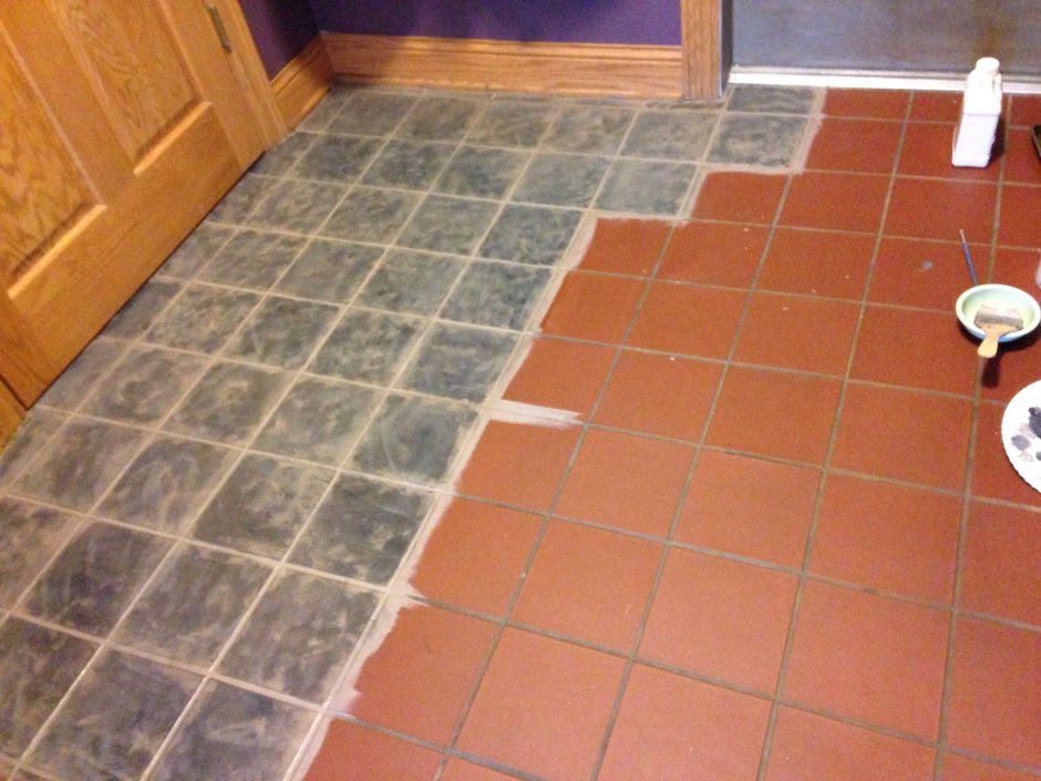 Старая плитка для пола в ванной
