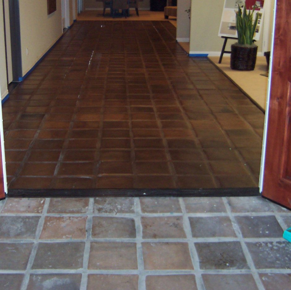 Крашеный кафель на полу