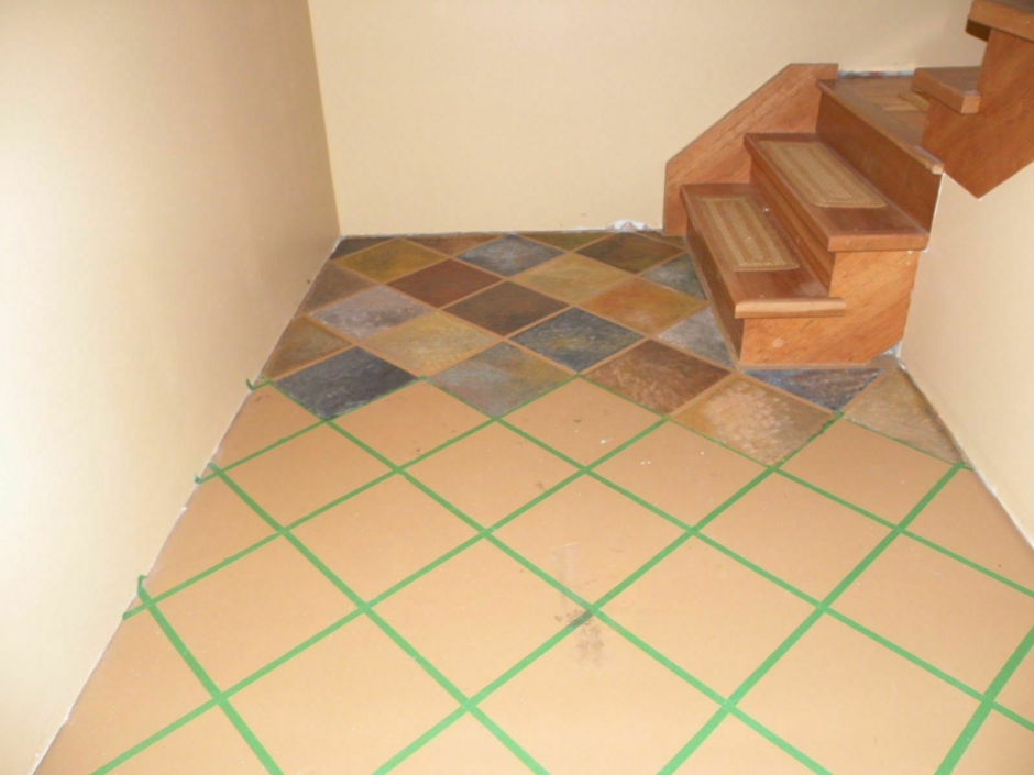 Окрашенная плитка на полу