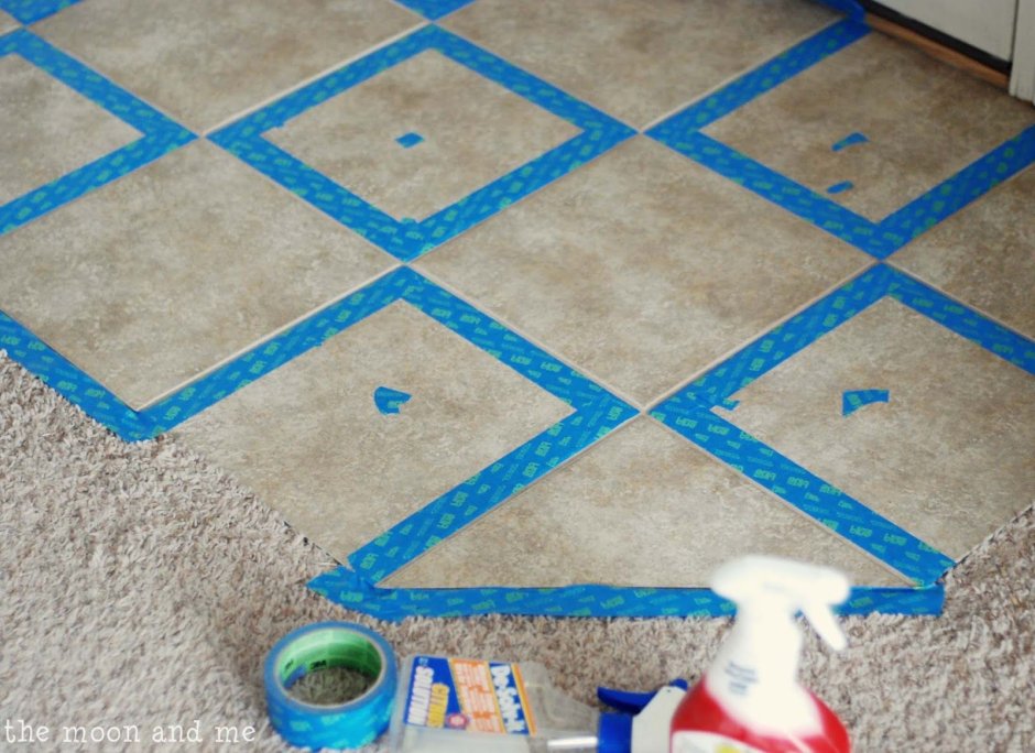 Крашеная плитка на полу