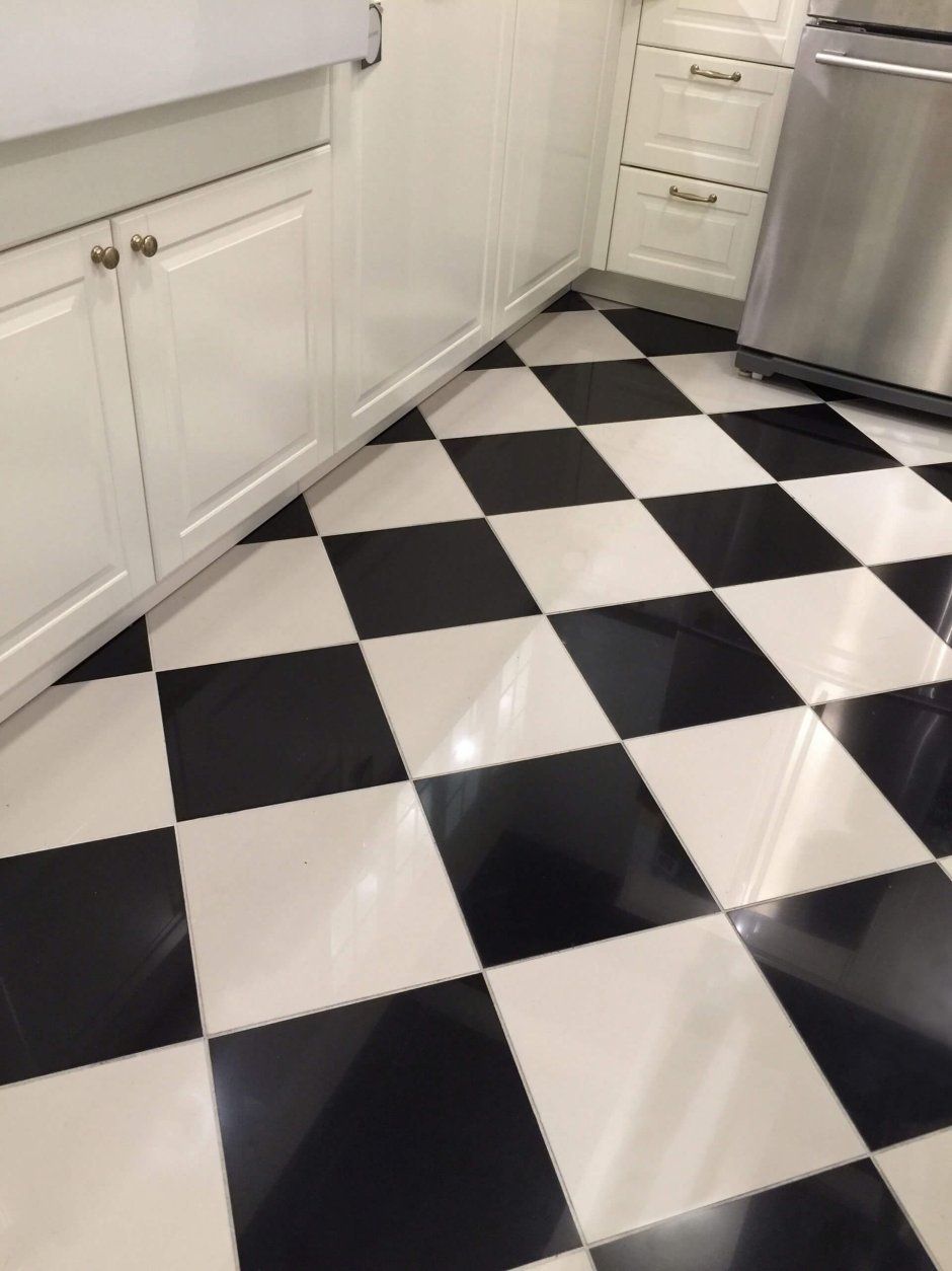 Крашеная плитка на полу