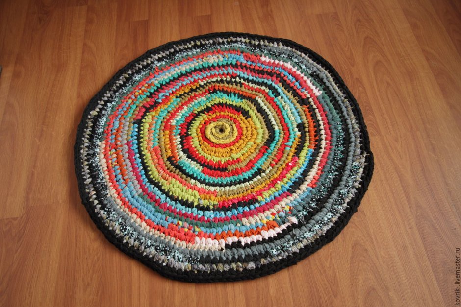 Овальный коврик из старых вещей