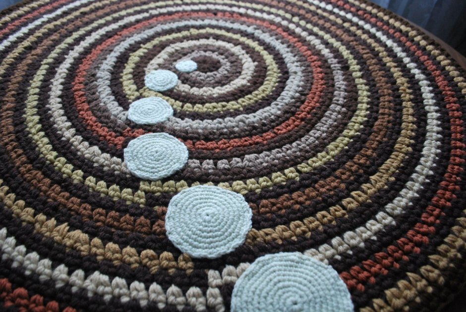 Вязаный крючком круглый коврик тунисской вязкой