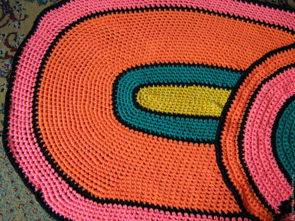 Овальный коврик из футболок