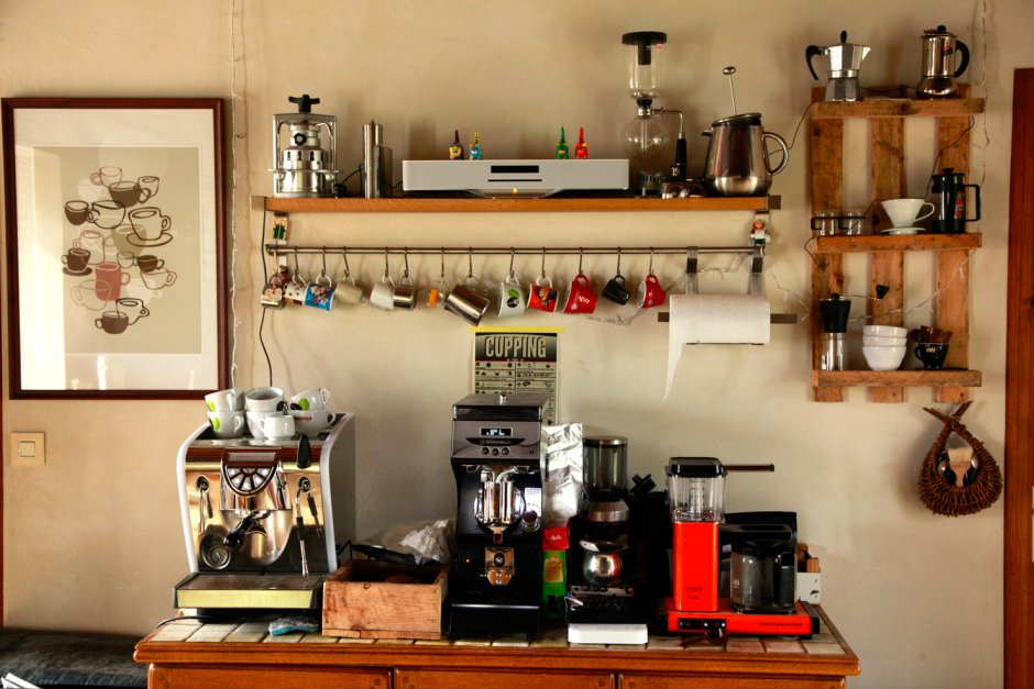 Уголок для чая и кофе на кухне