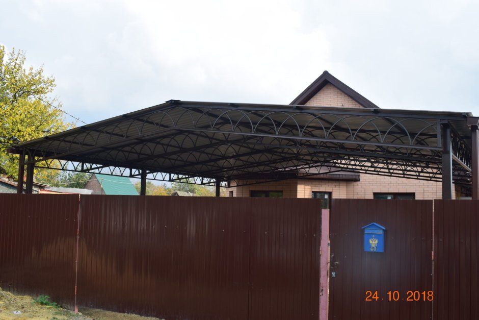 Навесы из профнастила во дворе