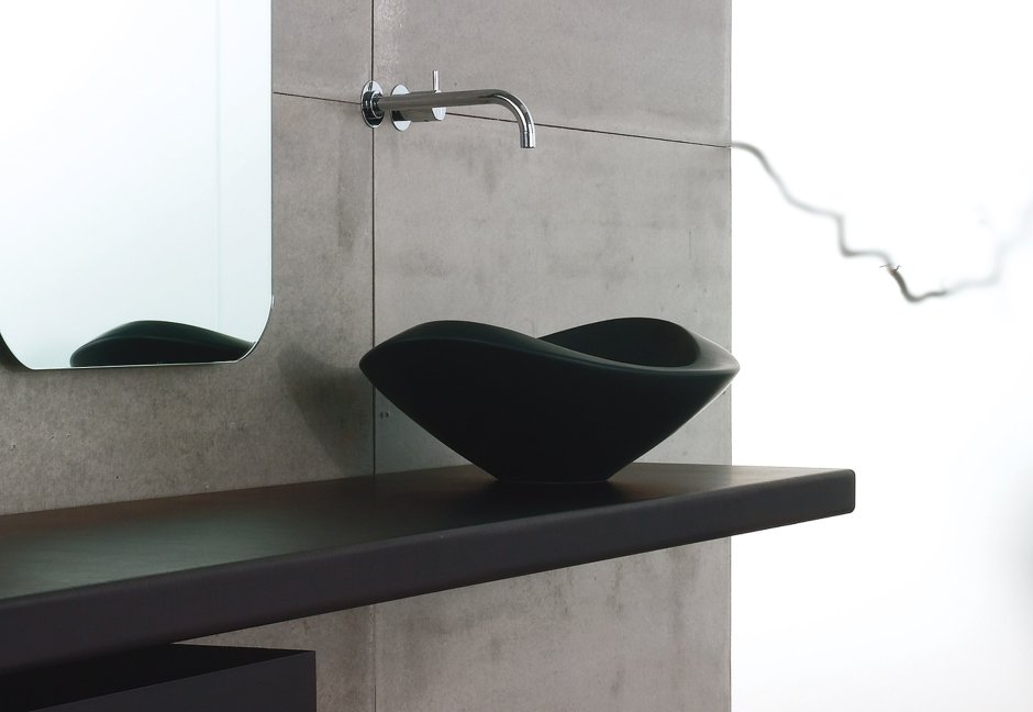 Полка из акрилового камня в ванную