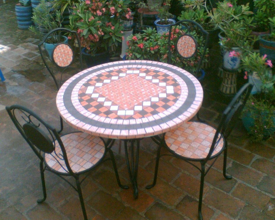 Садовый стол из плитки