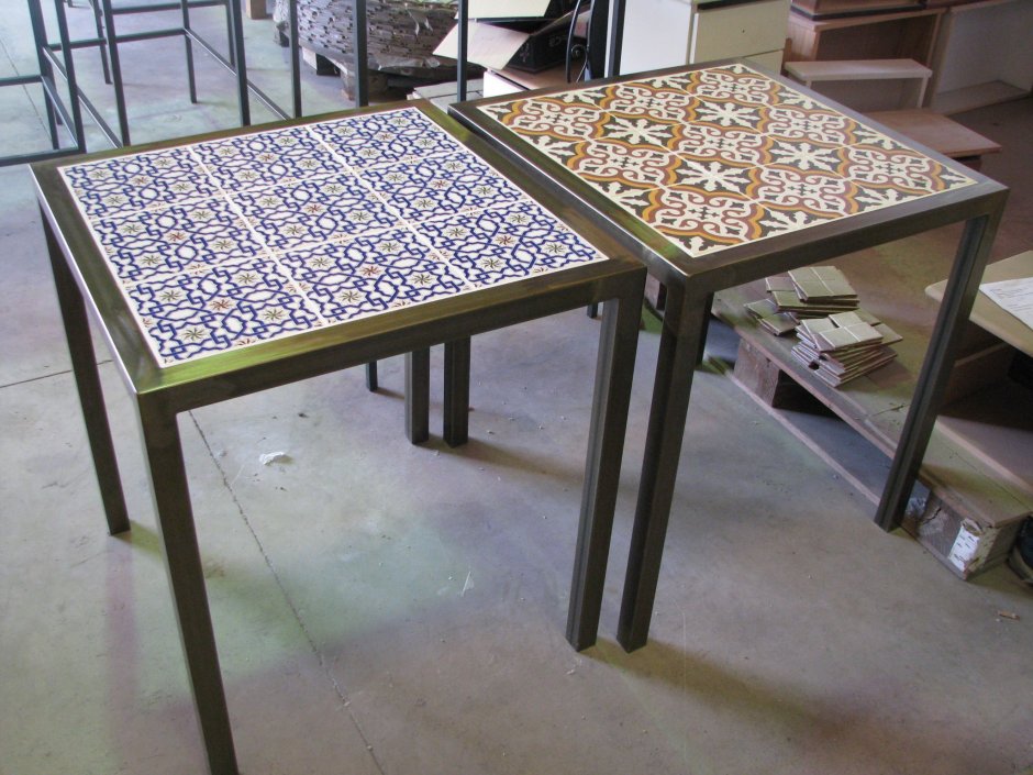 Стол из металла и керамической плитки