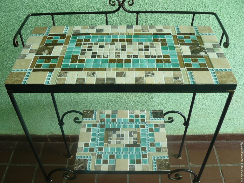 Стол с мозаикой