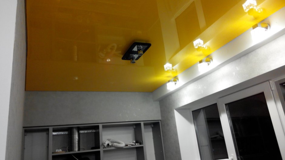 Желтый глянцевый натяжной потолок