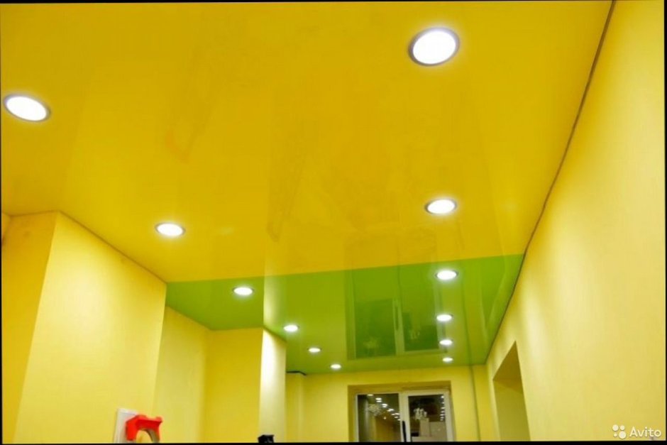 Желтый глянцевый потолок