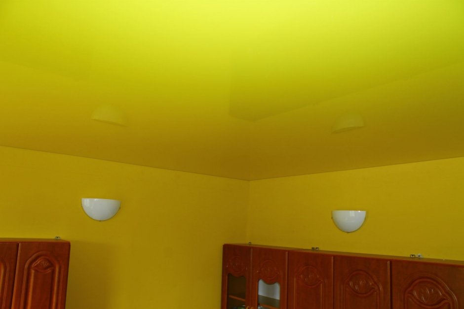 Натяжной потолок желтый глянец