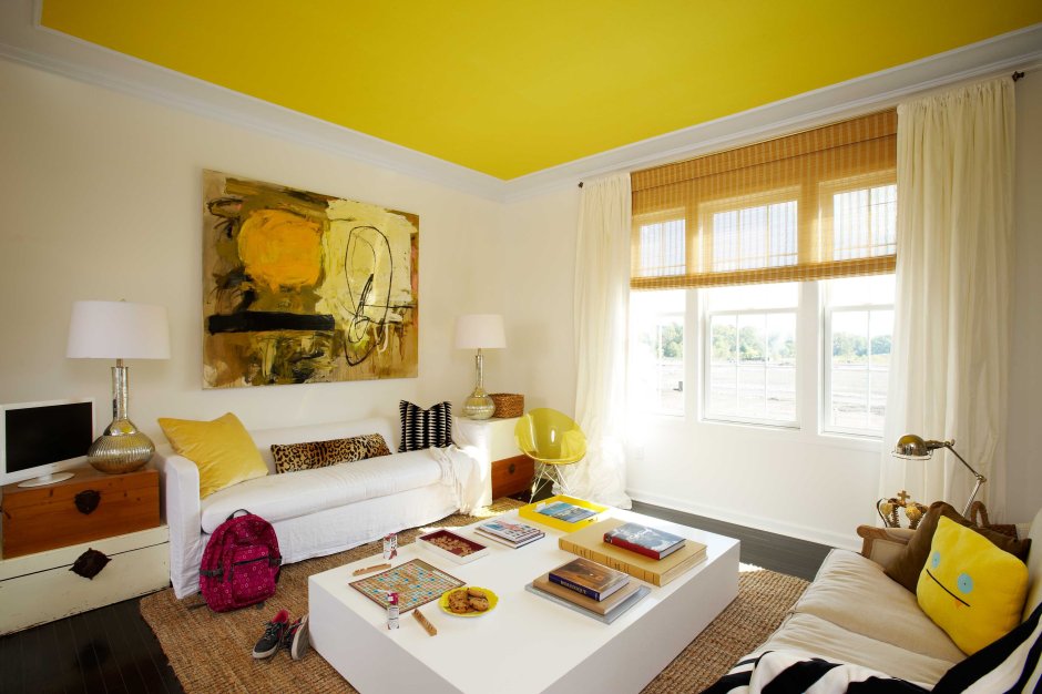 Желтый потолок в интерьере