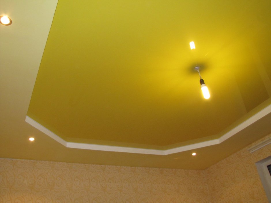 Желтый глянцевый потолок