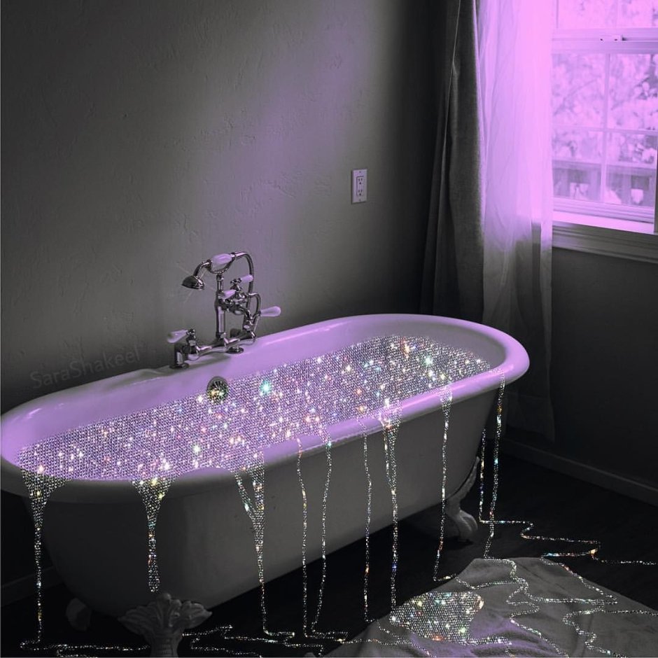 Фиолетовая блестящая ванная