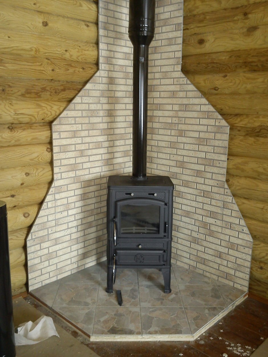Железная печка в деревянном доме