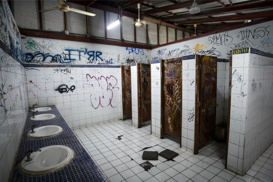 Общественный туалет граффити